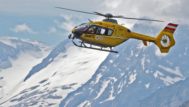 Ein Verletzter wurde mit dem Hubschrauber ins Spital geflogen (Symbolbild). (Bild: Christof Birbaumer)