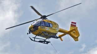 Mit dem Notarzthubschrauber (Symbolbild) wurde der Schwerverletzte ins Krankenhaus Lienz geflogen. (Bild: Christof Birbaumer)