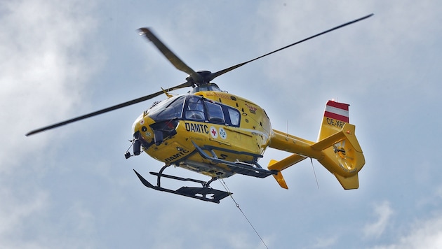 The injured woman was rescued by the helicopter using a rope. (Bild: Christof Birbaumer)