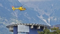 Einer der Schwerverletzten wurde in die Klinik Innsbruck geflogen, die anderen nach Murnau und Feldkirch.  (Bild: Christof Birbaumer)