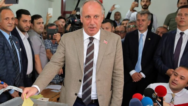 Muharrem Ince bei seiner Stimmabgabe (Bild: AP)