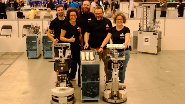 Die Weltmeister mit ihren beide Robotern. v.l.n.r. Jakob Ludwiger, Vanessa Egger, Thomas Ulz, Gerald Steinbauer und Sarah Haas (Bild: TU Graz)