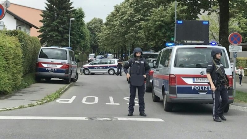 20 Polizeistreifen und die Cobra waren in Bregenz im Einsatz. (Bild: APA/MAURICE SHOUROT)