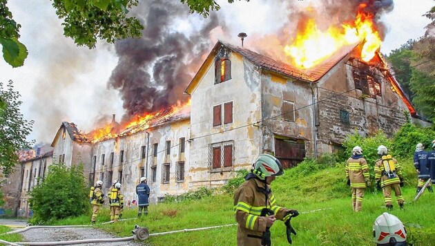 Meterhoch schlugen die Flammen am Sonntag aus der alten Brauerei. (Bild: Markus Tschepp)
