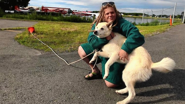 Amelia Milling mit ihrem tierischen Retter „Nookie“ (Bild: Alaska Staatspolizei)