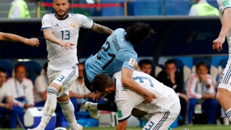 Russia's Ilya Kutepov, bottom, stops Uruguay's Edinson Cavani during the group A match between Uruguay and Russia at the 2018 soccer World Cup at the Samara Arena in Samara, Russia, Monday, June 25, 2018. (AP Photo/Rebecca Blackwell) (Bild: Copyright 2018 The Associated Press. All rights reserved.)