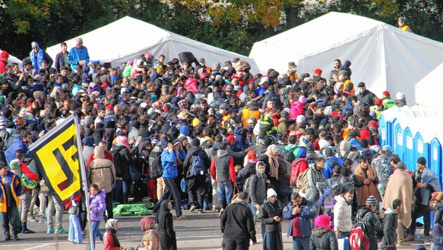 Wie man so einen Flüchtlingsansturm richtig bewältigt, wird am Dienstag in Spielfeld geprobt. (Bild: Christian Jauschowetz)