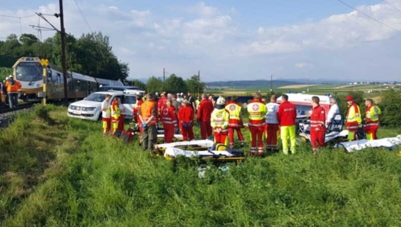 70 Sanitäter, sechs Notärzte sowie 40 Mitglieder der Feuerwehr waren im Einsatz. (Bild: Einsatzdoku.at/Ed Steyrer)