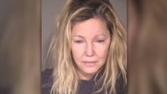 Heather Locklear nach ihrer Verhaftung auf der Polizeiwache (Bild: AP)