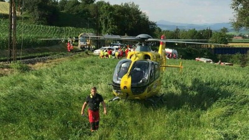 Drei ÖAMTC-Hubschrauber brachten die Schwerverletzten in Krankenhäuser. (Bild: APA/ÖAMTC)