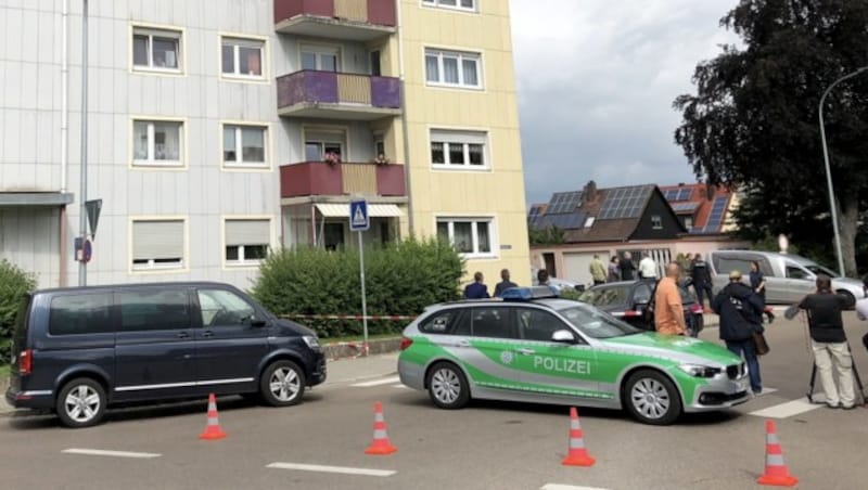 In diesem Wohnhaus in Gunzenhausen spielte sich das Familiendrama ab. (Bild: APA/dpa/Catherine Simon)