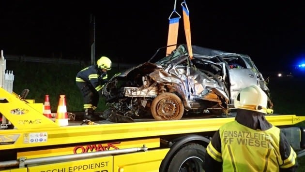 Das Auto des 22-Jährigen wurde bei dem Unfall völlig zerstört. (Bild: FF Wiesen)