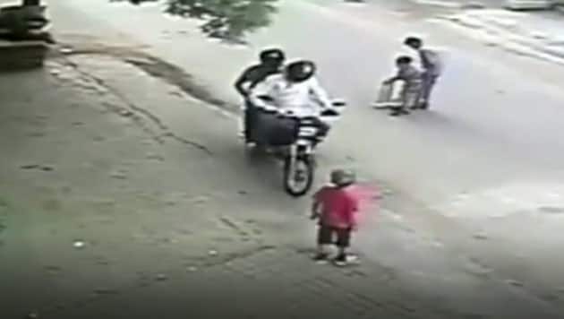 Das Video, das die Morde ausgelöst hat, stammt aus Pakistan. Es zeigt eine gestellte Kindesentführung und ist als Aufklärungsvideo gedacht. Doch in der Version, die in Indien kursiert, fehlt der Teil mit der Auflösung. Dadurch halten viele es für die Aufnahme einer echten Entführung. (Bild: Screenshot, BBC.com)