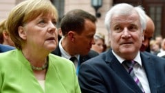 German Chancellor Angela Merkel and German Interior Minister Horst Seehofer attend an event on the occasion of the World Refugee Day on June 20, 2018 at the German Historical Museum in Berlin. The World Refugee Day is being observed on June 20 each year, and the United Nations, the United Nations Refugee Agency (UNHCR) and civil groups around the world host events in order to dedicate raising awareness to people who are forced to flee their homes and seek safety elsewhere. / AFP PHOTO / Tobias SCHWARZ (Bild: APA/AFP/TOBIAS SCHWARZ)