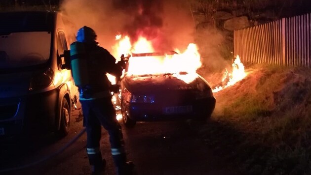 Die FF Mürzzuschlag rückte aus und löschte den Volvo. (Bild: Freiwillige Feuerwehr Mürzzuschlag)