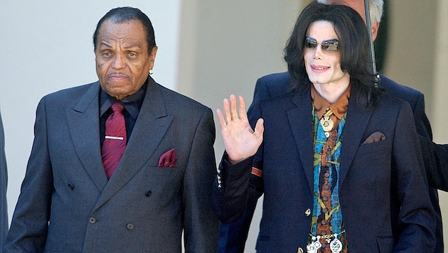 Joe Jackson mit Sohn Michael im Jahr 2005 (Bild: AP)