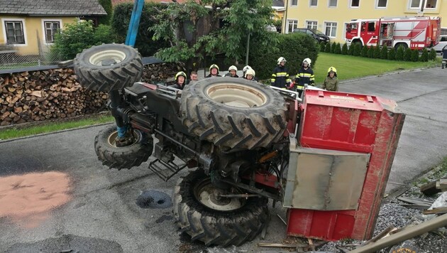 Beim Bahnhof in Krottendorf war dieser Traktor umgestürzt. (Bild: FF Ligist)