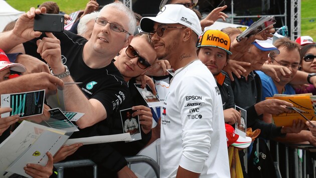 Lewis Hamilton machte entspannt zahlreiche Selfies. (Bild: Juergen Radspieler)