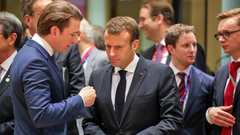 Bundeskanzler Sebastian Kurz im Gespräch mit Frankreichs Präsident Emmanuel Macron am Rande des EU-Gipfels (Bild: APA/AFP/Ludovic MARIN)