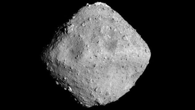 Der Asteroid Ryugu, dessen Form an einen geschliffenen Diamanten erinnert, aufgenommen aus einer Entfernung von 40 Kilometern (Bild: JAXA)