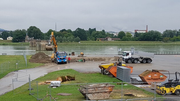 Bauarbeiten für die neue Brücke an der Stelle der alten Eisenbahnbrücke in Linz laufen bereits. Am 4. Juli folgt die offizielle Spatenstichfeier. Im Strom stehen noch die Pfeiler der alten Brücke. (Bild: Werner Pöchinger)