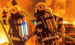 150 Einsatzkräfte rückten an, um den Großbrand zu löschen, den der Niederösterreicher gelegt ...