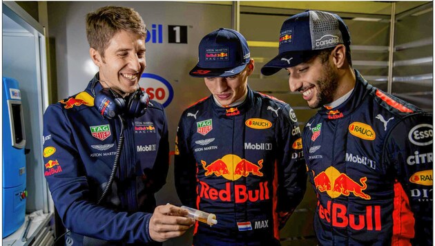 Dario Izzo (l.) halt die Öle für Max Verstappen (M.) und Danny Ricciardo in Schuss. (Bild: Redbullcontentpool)