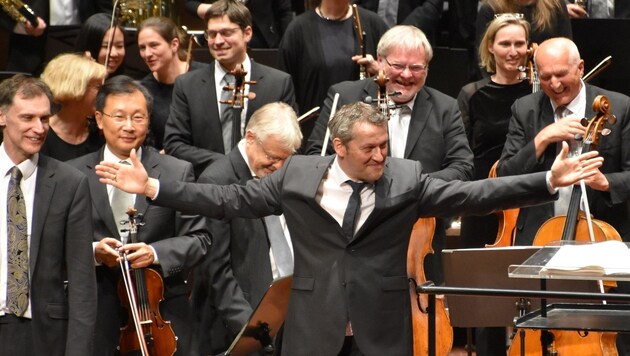 Markus Poschner und das Bruckner Orchester Linz auf der England-Tournee. (Bild: liveBild)