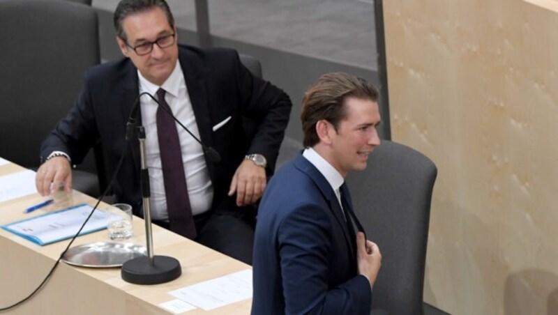 Knapp nach 17 Uhr traf Kanzler Sebastian Kurz im Sitzungssaal des Nationalrats ein. (Bild: APA/ROLAND SCHLAGER)