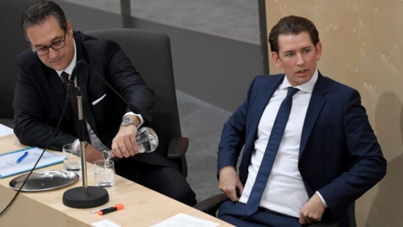 Knapp nach 17 Uhr traf Kanzler Sebastian Kurz im Sitzungssaal des Nationalrats ein. (Bild: APA/ROLAND SCHLAGER)