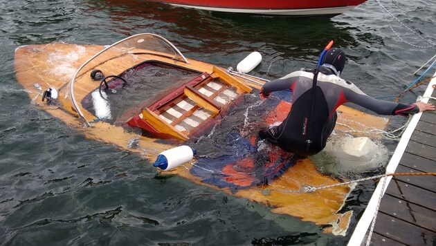 Das gesunkene Sportboot wird gehoben (Bild: Wasserrettung OÖ)