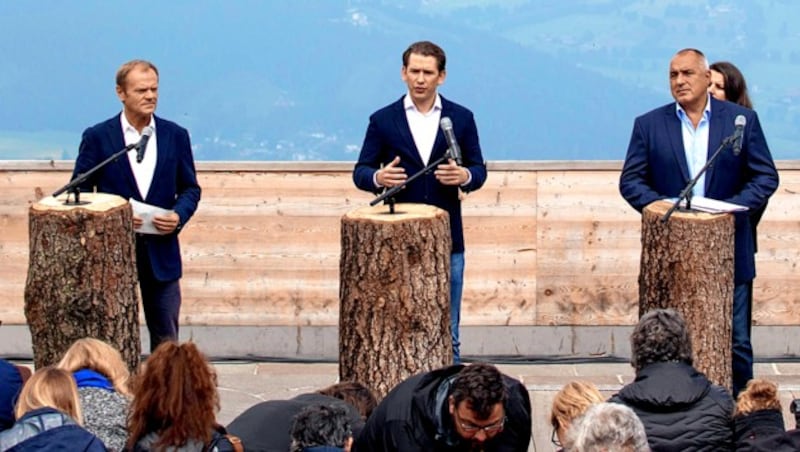 Bundeskanzler Sebastian Kurz (ÖVP), Ratspräsident Donald Tusk (li.) und der bulgarische Premierminister Bojko Borissow (re.) in Schladming bei der symbolischen Übergabe des EU-Ratsvorsitzes von Bulgarien an Österreich (Bild: AFP/Alex Halada)