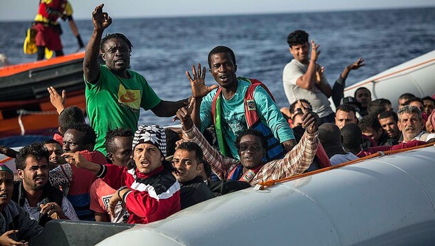Migranten in einem Schlauchboot auf dem Mittelmeer (Bild: AP)