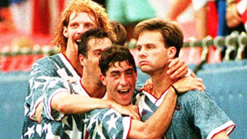 Torschütze Eric Wynalda umarmt von John Harkes (Bild: AFP)