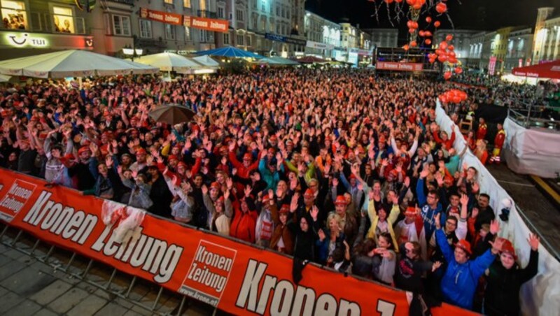 Diesen Blick auf den vollen Hauptplatz haben beim Linzer „Krone“-Fest von der Hauptbühne die Stars und Moderatoren. (Bild: Markus Wenzel)