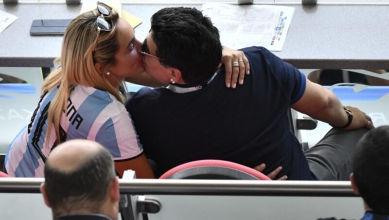 Diego Maradona mit seiner Freundin Rocio Oliva (Bild: AFP)