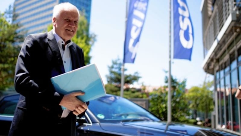 Horst Seehofer vor der CSU-Parteizentrale in München (Bild: AFP)