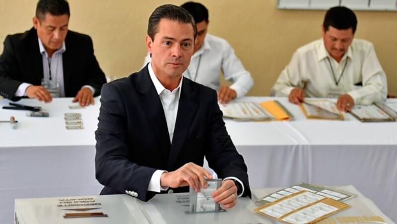 Amtsinhaber Enrique Pena Nieto durfte nicht mehr kandidieren, nur mehr seine Stimme abgeben. (Bild: APA/AFP/Omar TORRES)