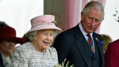 Queen Elizabeth II. mit ihrem Sohn Prinz Charles (Bild: APA/AFP/ANDY BUCHANAN)