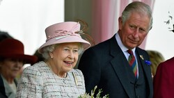 Queen Elizabeth II. mit ihrem Sohn Prinz Charles (Bild: APA/AFP/ANDY BUCHANAN)