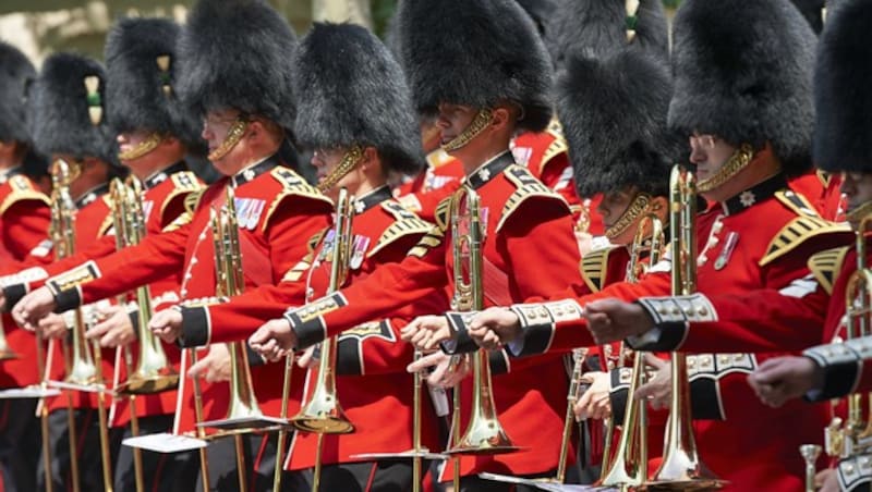 Mitglieder der Foot Guards vor dem Buckingham Palast (Bild: APA/AFP/Niklas HALLE'N)