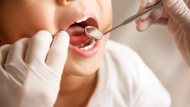 Nicht jeder ist mit seinem Zahnarzt zufrieden: Ein Kärntner Zahnmediziner soll wegen Betrugs und Körperverletzung vor Gericht (Bild: stock.adobe.com)