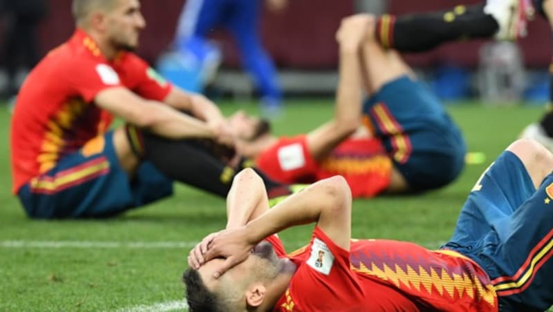 Spain‘s players react to Russia‘s victory after the penalty shootout at the end of the Russia 2018 World Cup round of 16 football match between Spain and Russia at the Luzhniki Stadium in Moscow on July 1, 2018. / AFP PHOTO / Kirill KUDRYAVTSEV / RESTRICTED TO EDITORIAL USE - NO MOBILE PUSH ALERTS/DOWNLOADS (Bild: AFP)