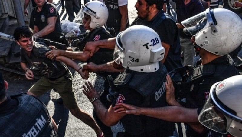 Polizisten schlagen einen Aktivisten, nachdem die türkischen Behörden die Pride-Parade zum vierten Mal in Folge verboten haben. (Bild: AFP or licensors)