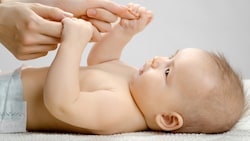 Ohne Arztstempel für die Mutter-Kind-Pass-Untersuchung gibt es kein Kinderbetreuungsgeld. (Bild: stock.adobe.com/tankist276 (Symbolfoto))
