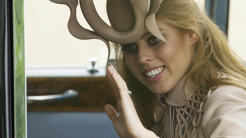 At the wedding of Prince William and Duchess Kate in London in 2011, Princess Beatrice wore an unconventional hat on her forehead, many of which resembled a pretzel. (Bild: www.pps.at)