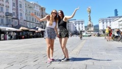 Der Linzer Hauptplatz (am Foto Anna-Lena (18) und Anita (17)) gehört sicherlich zu den „Filetstücken“ der städtischen Verkehrsflächen. (Bild: Harald Dostal)