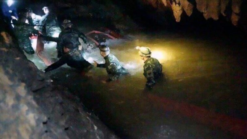 Rettungsteams dringen in die Höhle vor. (Bild: AP)