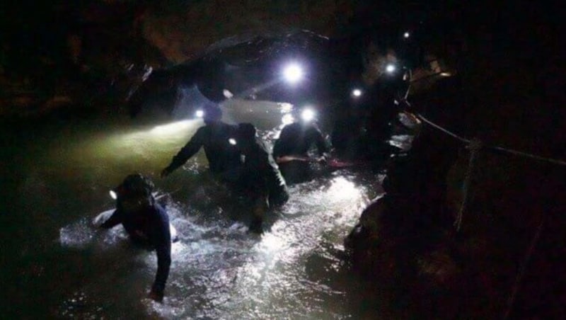 Einsatzkräfte in der Höhle (Bild: AP)