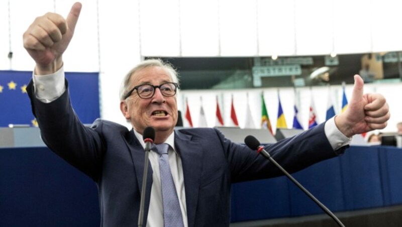 Der bestens gelaunte EU-Kommissionspräsident Jean-Claude Juncker im Europaparlament (Bild: AP)